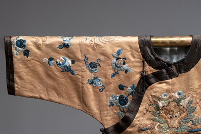 A Chinese gold-thread-embroidered brown-ground silk 'dragon and phoenix' robe, 18/19th C.