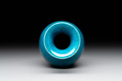 A Chinese turquoise-glazed vase, 18/19th C.
