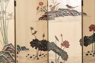A Chinese polychrome lacquered wooden eight-panel folding screen with a pond scene, 19/20th C.