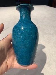 A Chinese turquoise-glazed vase, 18/19th C.