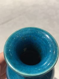 A Chinese turquoise-glazed vase, 18/19th C.