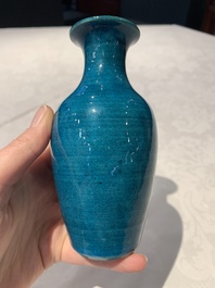 A Chinese turquoise-glazed vase, 18/19th C.