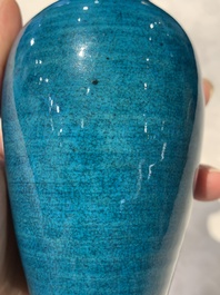 A Chinese turquoise-glazed vase, 18/19th C.