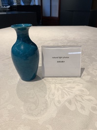 A Chinese turquoise-glazed vase, 18/19th C.