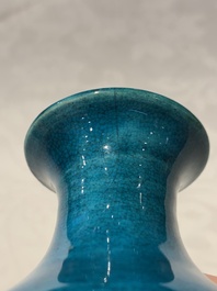 A Chinese turquoise-glazed vase, 18/19th C.