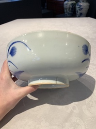 A Japanese Kakiemon-style blue and white 'quails' bowl, 19/20th C.