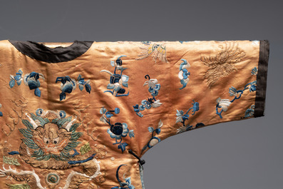 A Chinese gold-thread-embroidered brown-ground silk 'dragon and phoenix' robe, 18/19th C.