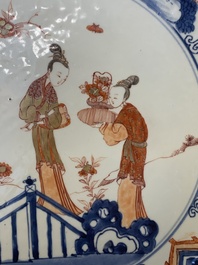 A large and fine Chinese Imari-style dish with ladies in a garden, Kangxi/Yongzheng