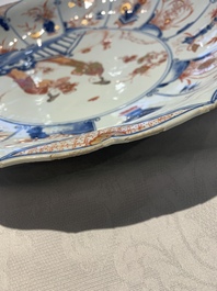 A large and fine Chinese Imari-style dish with ladies in a garden, Kangxi/Yongzheng
