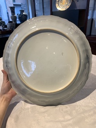 A large and fine Chinese Imari-style dish with ladies in a garden, Kangxi/Yongzheng