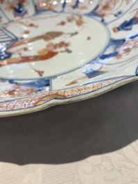 A large and fine Chinese Imari-style dish with ladies in a garden, Kangxi/Yongzheng