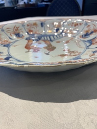 A large and fine Chinese Imari-style dish with ladies in a garden, Kangxi/Yongzheng