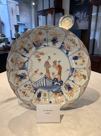 A large and fine Chinese Imari-style dish with ladies in a garden, Kangxi/Yongzheng