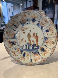 A large and fine Chinese Imari-style dish with ladies in a garden, Kangxi/Yongzheng