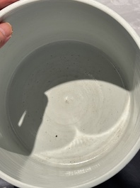 A large Chinese blue and white 'Li Jing Qu Qi 李靖娶妻' brush pot, 19th C.