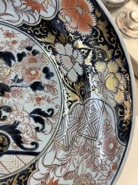 A Japanese Imari dish with floral design, Edo, 17th C.