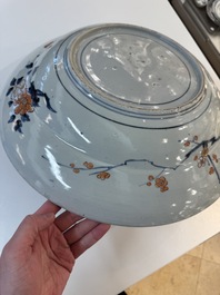 A Japanese Imari dish with floral design, Edo, 17th C.