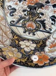 A Japanese Imari dish with floral design, Edo, 17th C.