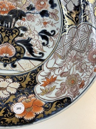 A Japanese Imari dish with floral design, Edo, 17th C.