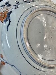 A Japanese Imari dish with floral design, Edo, 17th C.