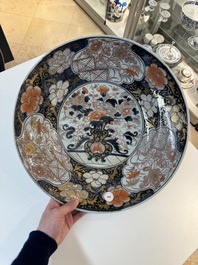 A Japanese Imari dish with floral design, Edo, 17th C.