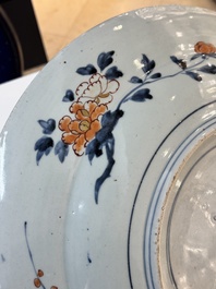 A Japanese Imari dish with floral design, Edo, 17th C.
