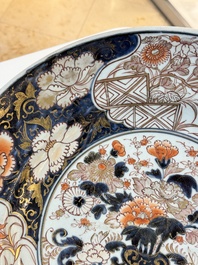 A Japanese Imari dish with floral design, Edo, 17th C.