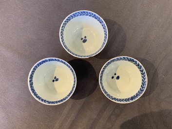 Eight Chinese blue and white cups, 14 saucers and four teapots, Kangxi/Qianlong