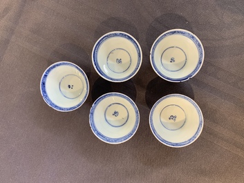 Eight Chinese blue and white cups, 14 saucers and four teapots, Kangxi/Qianlong