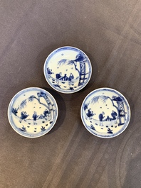 Eight Chinese blue and white cups, 14 saucers and four teapots, Kangxi/Qianlong