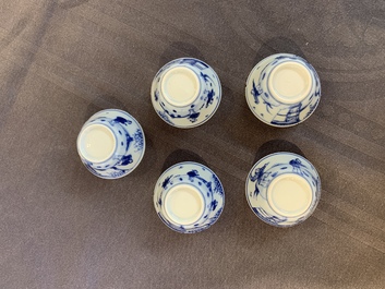 Eight Chinese blue and white cups, 14 saucers and four teapots, Kangxi/Qianlong