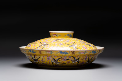 A Chinese famille rose yellow-ground covered bowl, a famille rose vase and a turquoise-ground vase, 19th C.