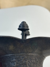 A Chinese archaistic bronze ritual wine vessel, 'jue 爵', 17/18th C.