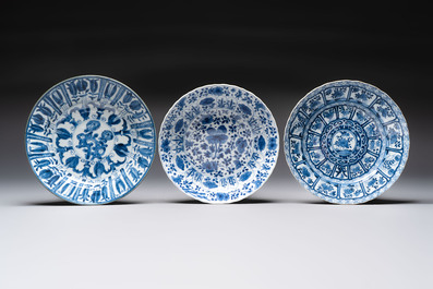 Seven Chinese blue and white plates with floral design, Kangxi