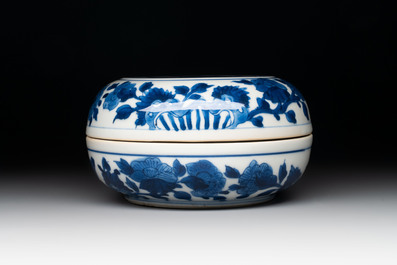 A Chinese blue and white vase, a jar and a covered box, Kangxi