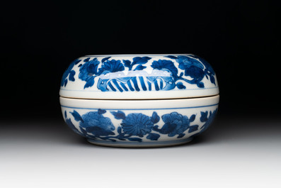 A Chinese blue and white vase, a jar and a covered box, Kangxi