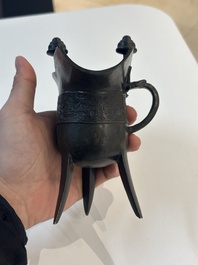 A Chinese archaistic bronze ritual wine vessel, 'jue 爵', 17/18th C.
