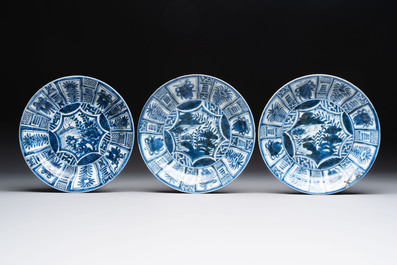A Chinese blue and white dish and ten plates, Wanli/Kangxi