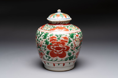 A Chinese wucai jar and cover, a famille verte vase, a dish and three plates, Kangxi
