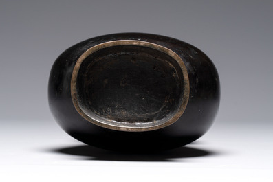 A fine Chinese archaistic bronze 'touhu' vase with 'taotie' design, 17/18th C.