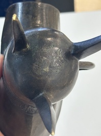 A Chinese archaistic bronze ritual wine vessel, 'jue 爵', 17/18th C.