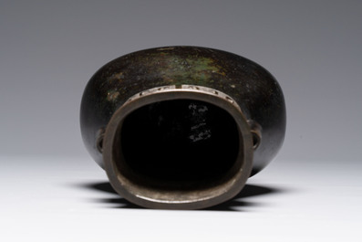 A fine Chinese archaistic bronze 'touhu' vase with 'taotie' design, 17/18th C.