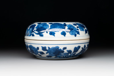 A Chinese blue and white vase, a jar and a covered box, Kangxi