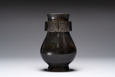A fine Chinese archaistic bronze 'touhu' vase with 'taotie' design, 17/18th C.