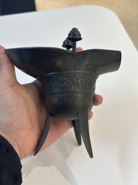A Chinese archaistic bronze ritual wine vessel, 'jue 爵', 17/18th C.