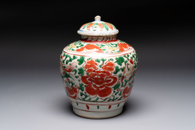 A Chinese wucai jar and cover, a famille verte vase, a dish and three plates, Kangxi