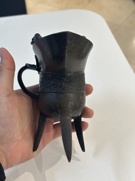 A Chinese archaistic bronze ritual wine vessel, 'jue 爵', 17/18th C.