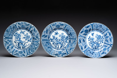 Five Chinese blue and white plates with floral design, Kangxi