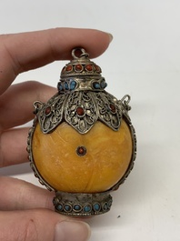 A collection of 13 Chinese snuff bottles, 19/20th C.