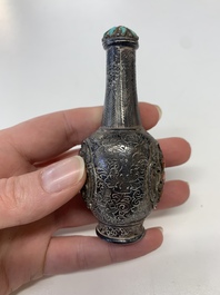 A collection of 13 Chinese snuff bottles, 19/20th C.